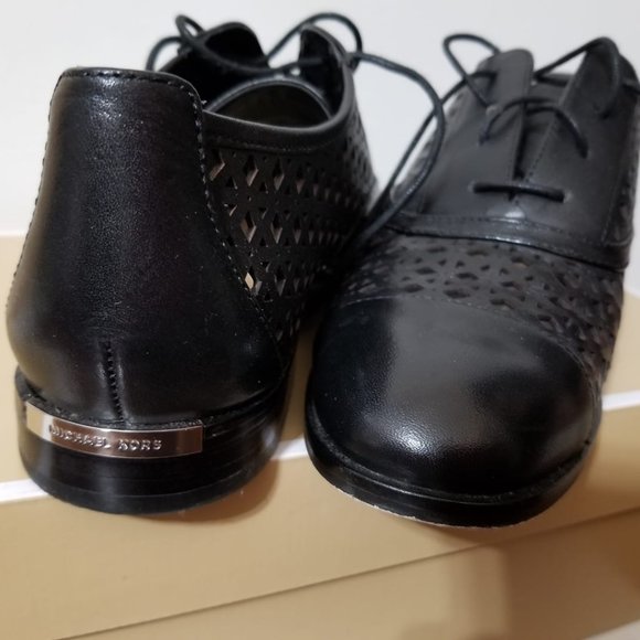 MICHAEL KORS -LACE BLACK LEATHER SHOES SIZE 7 (Flats & Loafers) - Picture 1 of 7